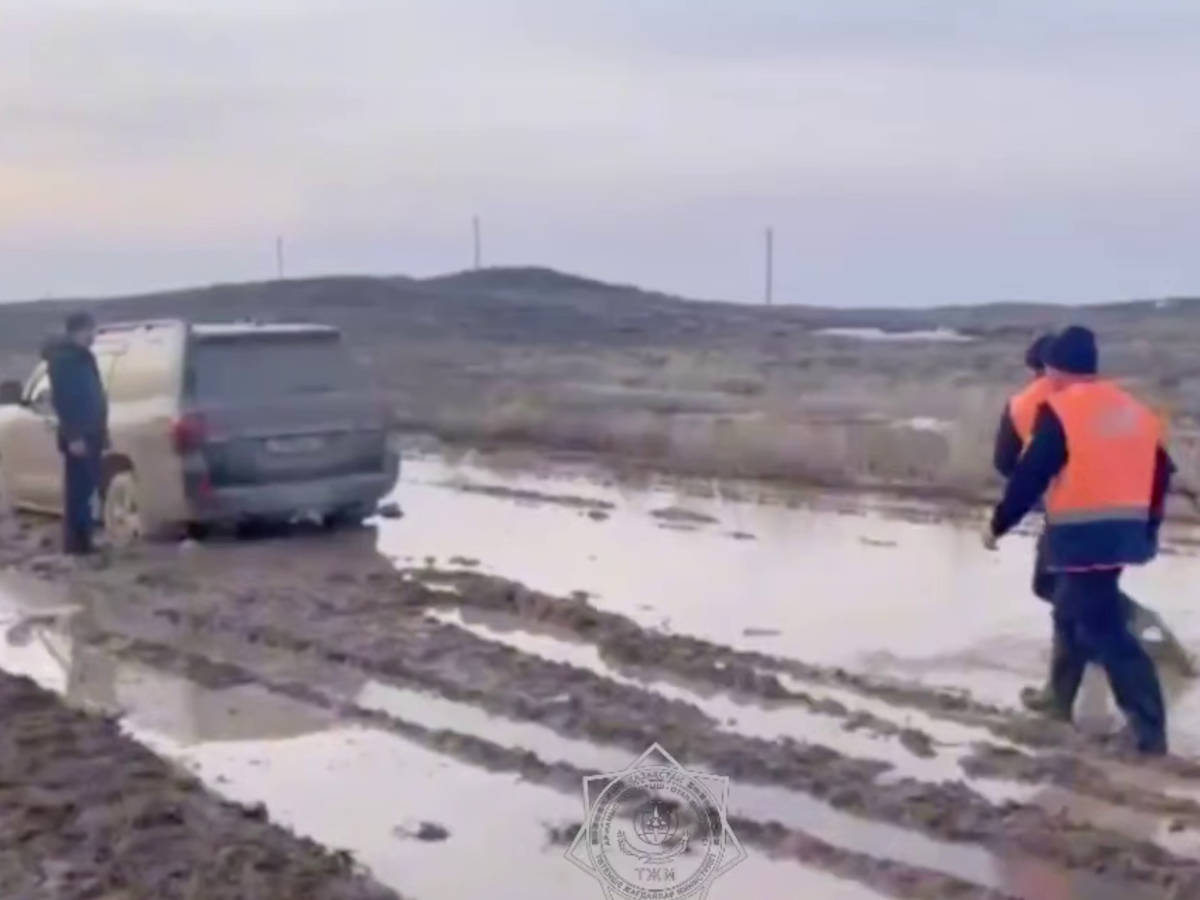 В Карагандинской области людей спасли из «грязевой ловушки» в степи
