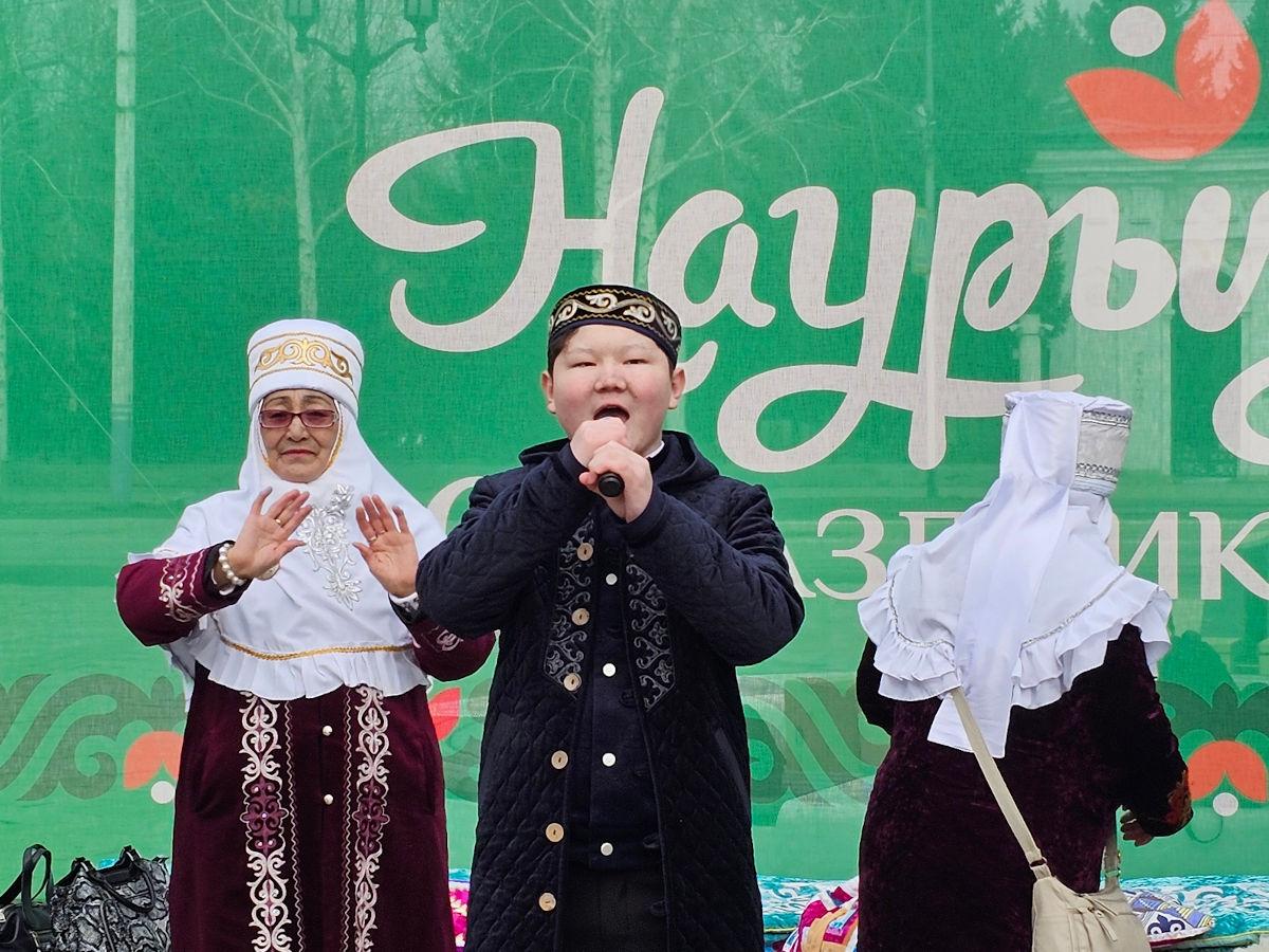 В Усть-Каменогорске на Арбате прошел небольшой концерт в честь Наурыза