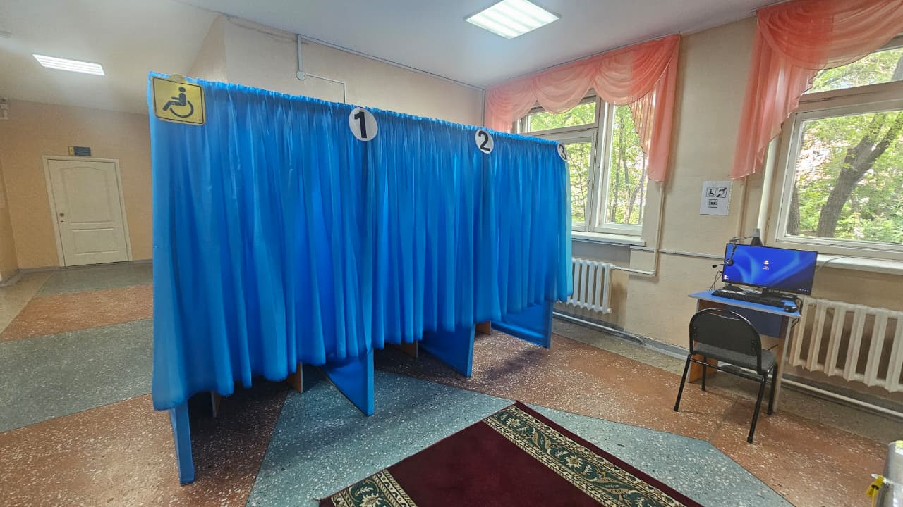 В Усть-Каменогорске на избирательных участках создали условия для голосования людей с инвалидностью