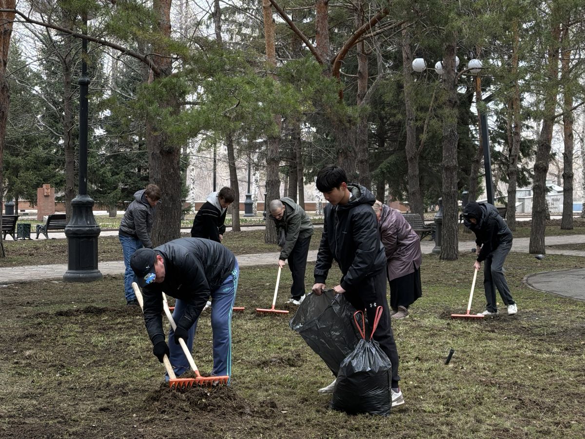 Субботники в рамках акции Taza Qazaqstan объединили студентов и преподавателей Усть-Каменогорска