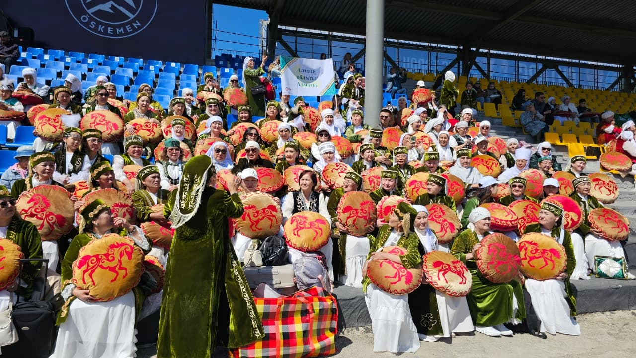 В Усть-Каменогорске на стадионе «Восток» представили рекордное лоскутное одеяло