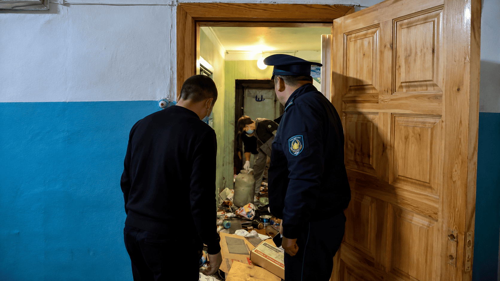 В многоэтажке Семее ликвидировали опасную свалку в квартире
