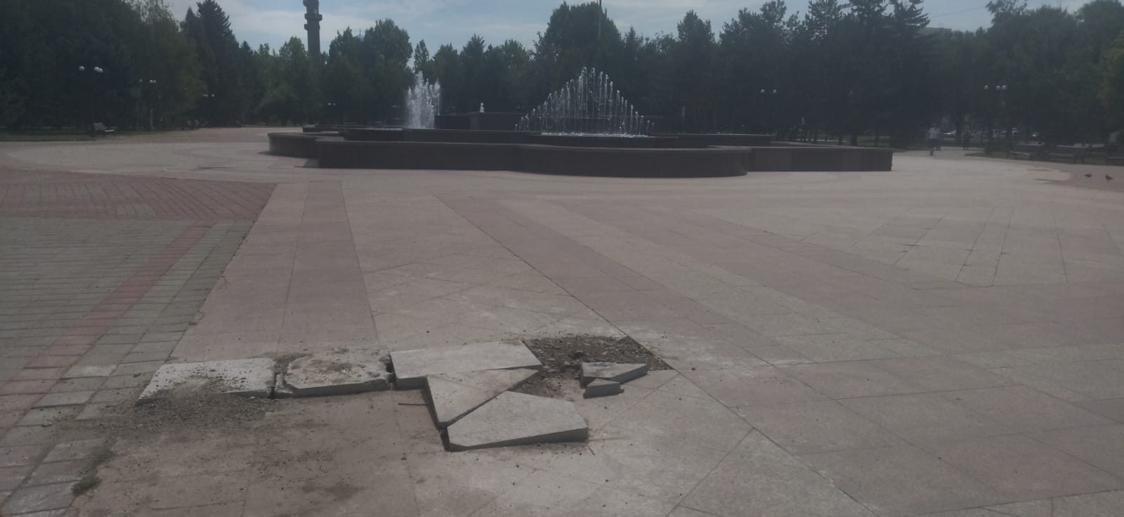 Фонтаны заработали, а тротуар так и не привели в порядок: жалоба жительницы Усть-Каменогорска