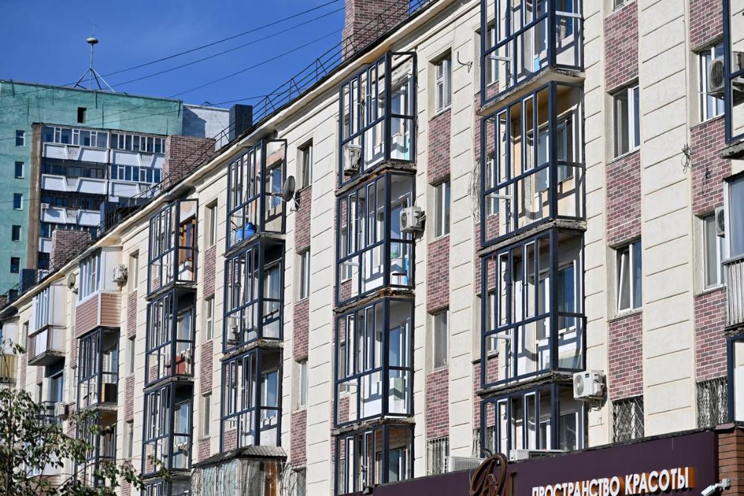 В Семее продолжается обновление фасадов зданий