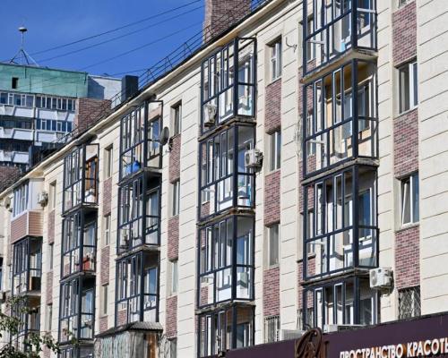 В Семее продолжается обновление фасадов зданий
