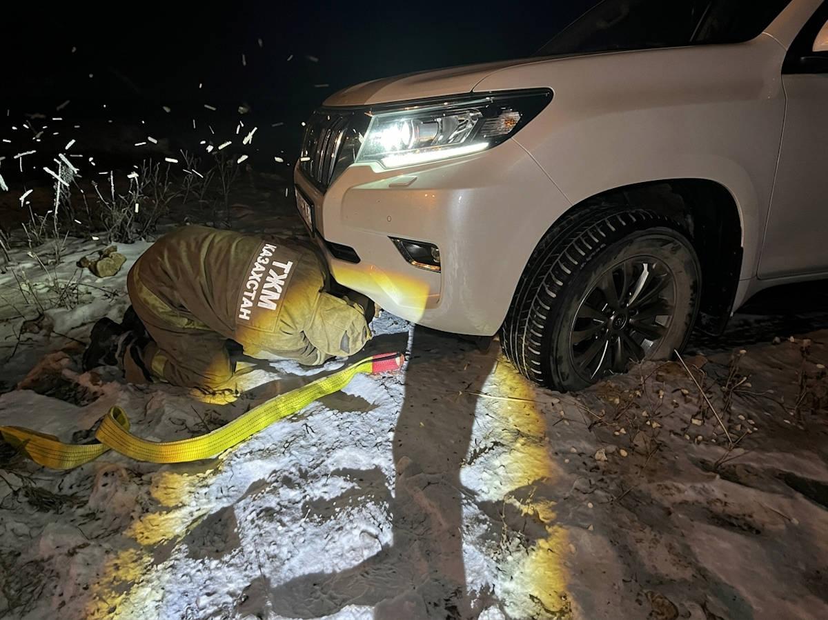 В ВКО автомобиль увяз в песке: потребовалась помощь службы по ЧС
