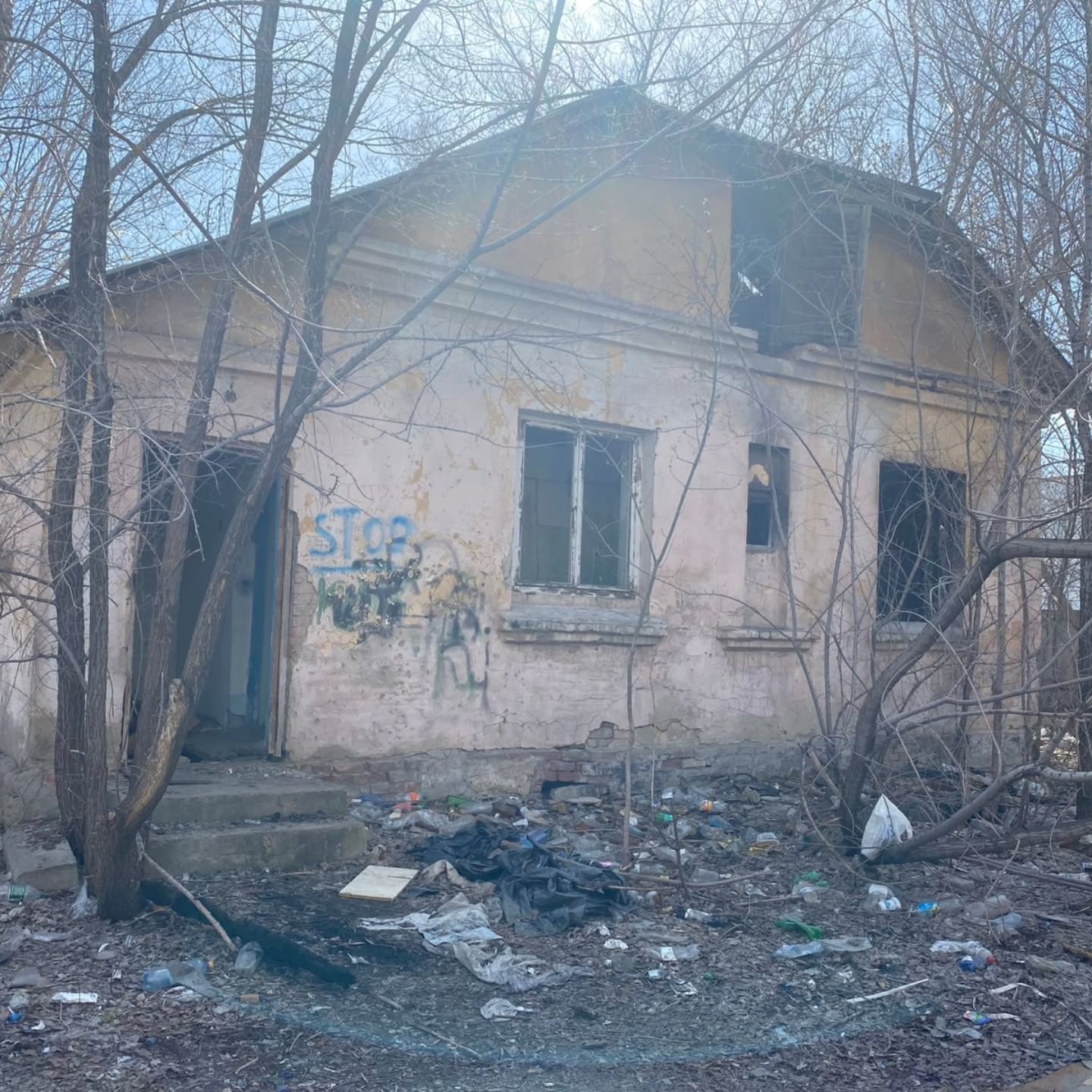 В Усть-Каменогорске рядом со школами находятся обрушившиеся погреба и заброшки