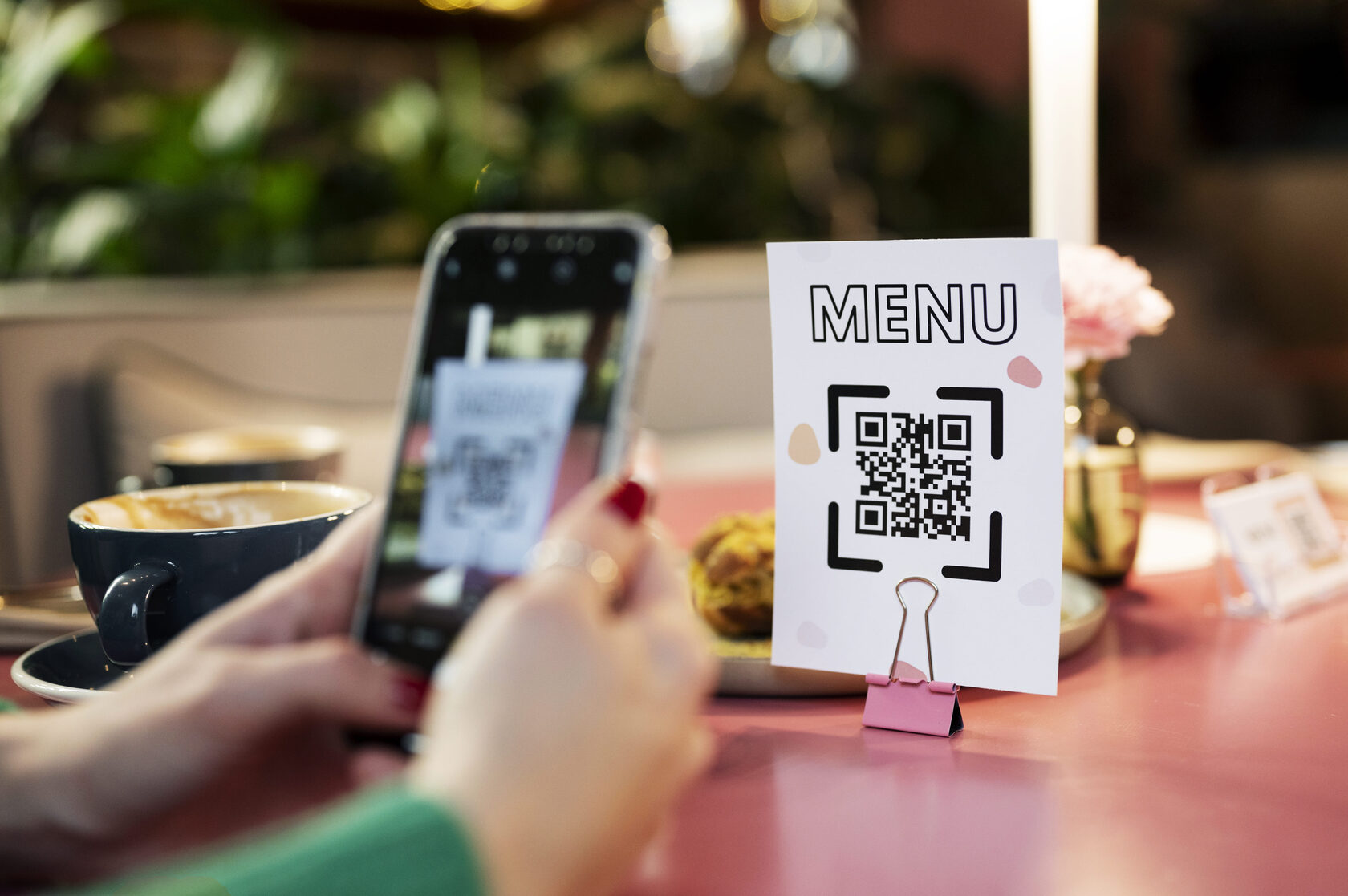 QR-платежи и мобильные переводы предложили освободить от НДС в Казахстане