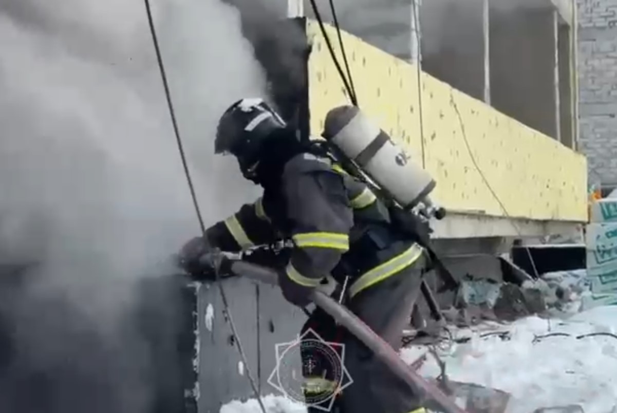 В Усть-Каменогорске ликвидировали пожар в строящемся здании