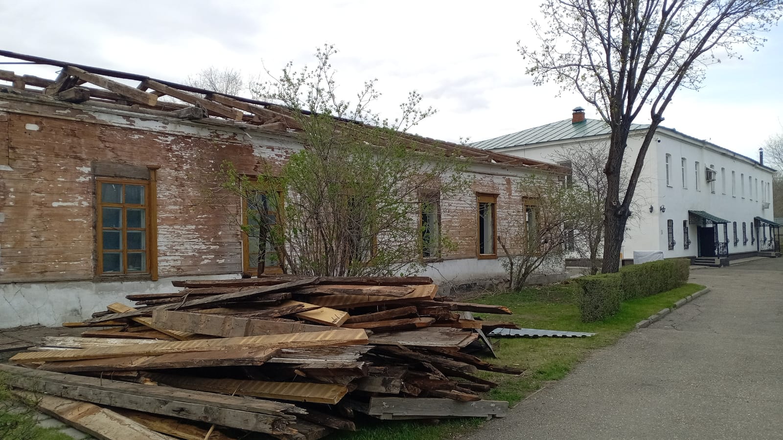 В Усть-Каменогорске сносят историческое здание на Стрелке