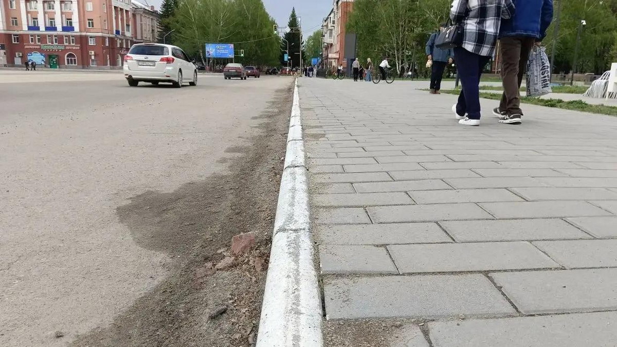Когда с дорог и тротуаров Риддера после зимы уберут пыль и песок