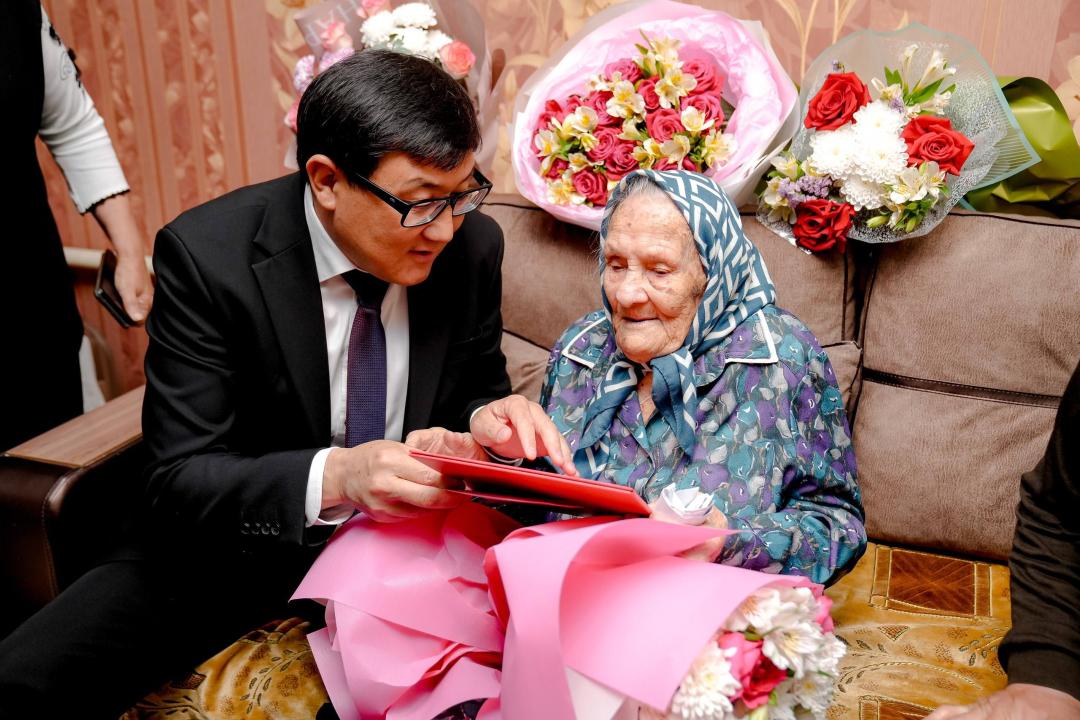 В Семее поздравили женщину, отметившую 110-летний юбилей