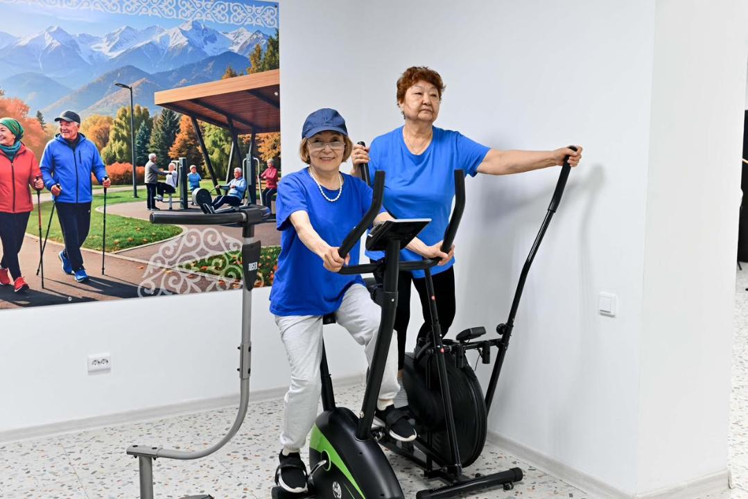 Аким области Абай посетил центр соцуслуг в Семее