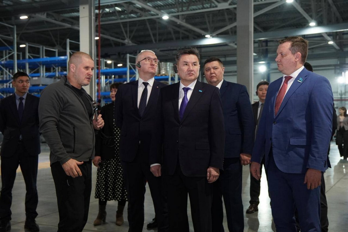 Делегация из ВКО посетила предприятие по производству сельхозтехники в Барнауле