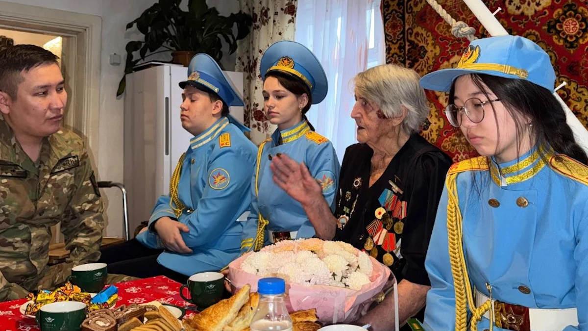 В Усть-Каменогорске гвардейцы навестили 103-летнюю участницу Великой Отечественной войны