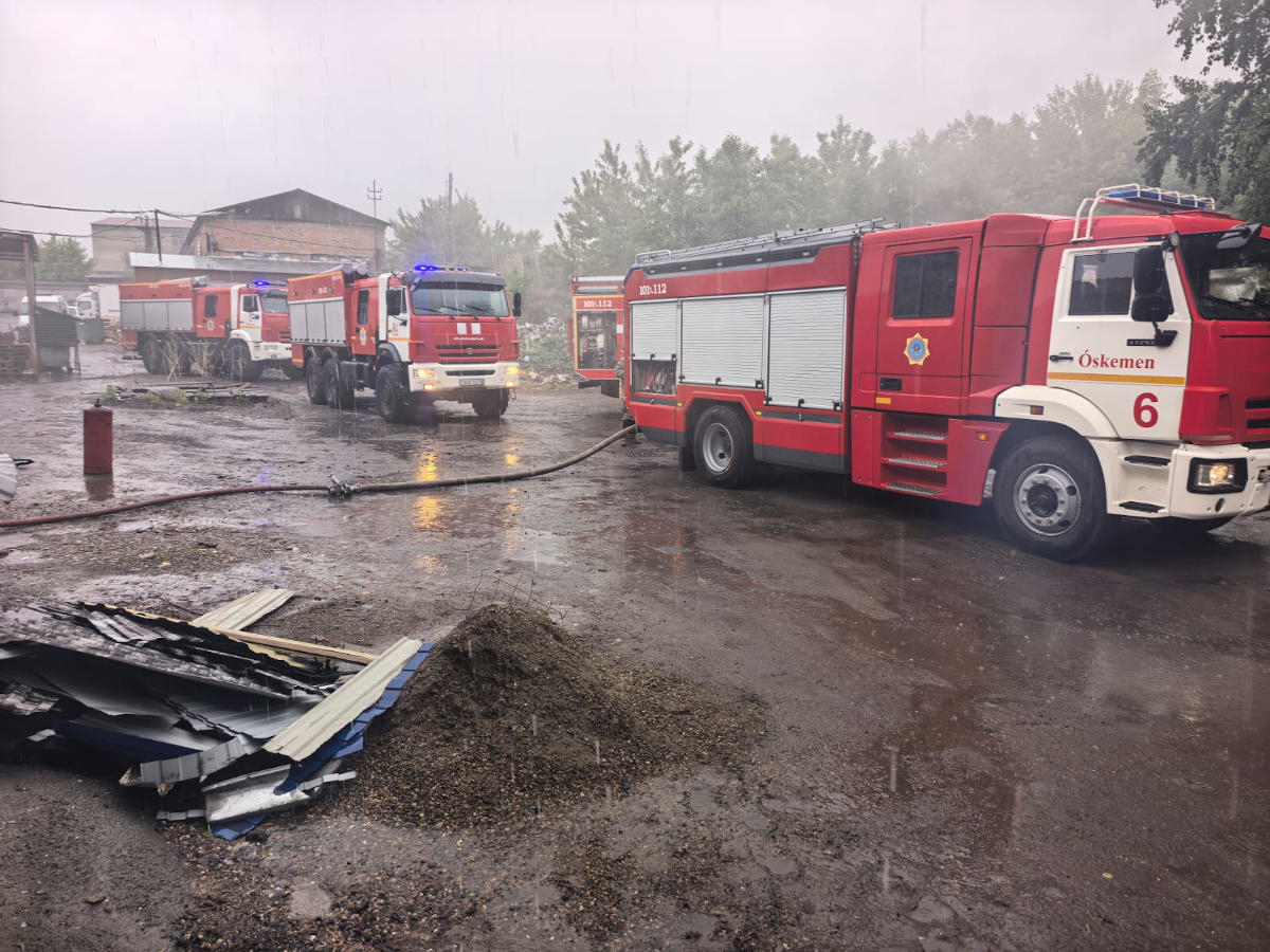 В Усть-Каменогорске пожарные предотвратили взрыв при пожаре