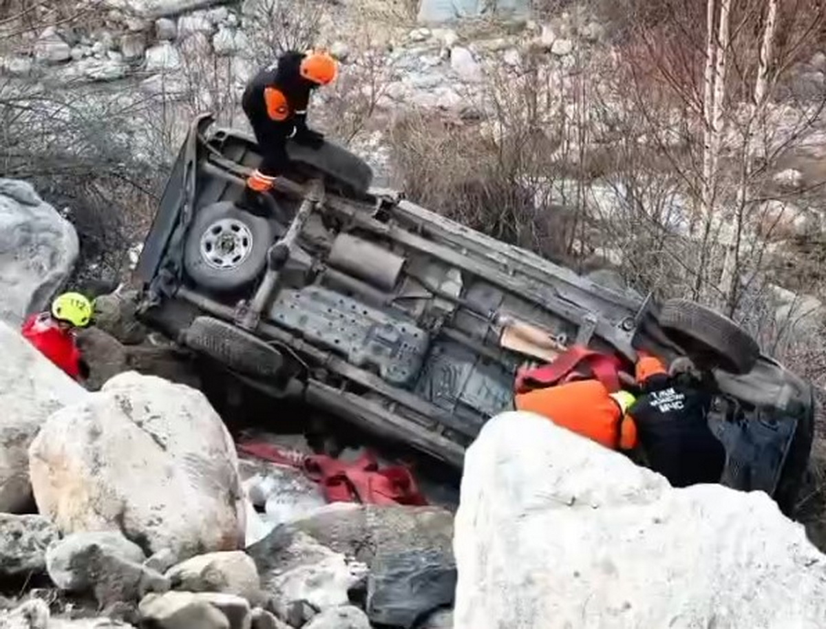 Казахстанские спасатели достали машину из Малой Алматинки