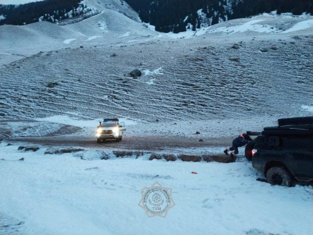 Казахстанские спасатели нашли семью с детьми, застрявшую в снегу в горах