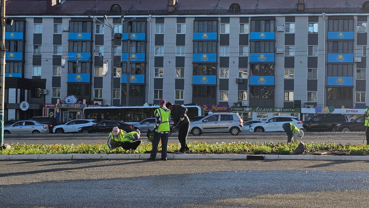 Город расцветает: в Усть-Каменогорске стартовала посадка цветов