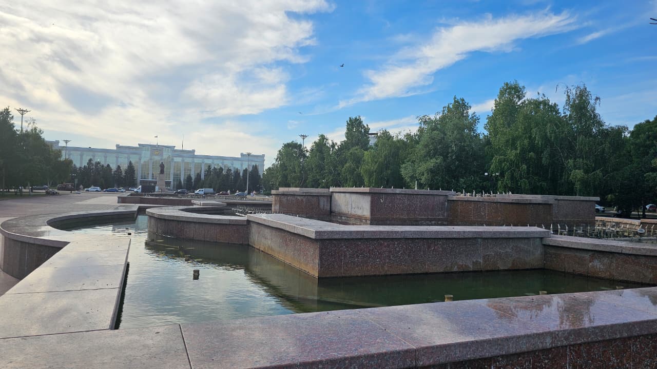 На площади Республики в Усть-Каменогорске вышел из строя музыкальный фонтан