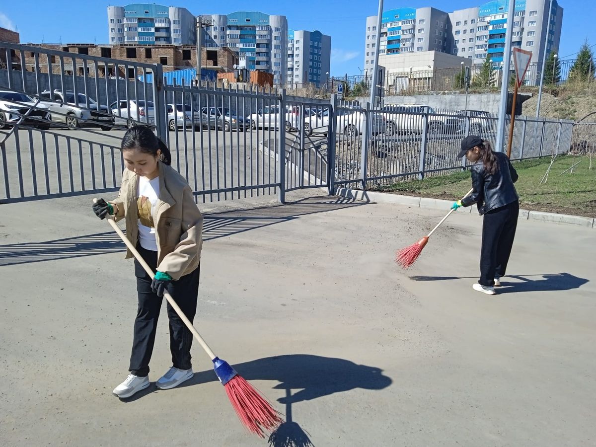 В Усть-Каменогорске прошёл семейный субботник