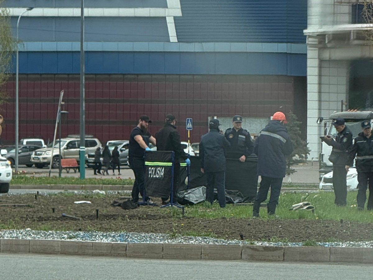 В Усть-Каменогорске на зеленом островке кольцевой развязки обнаружили погибшего человека