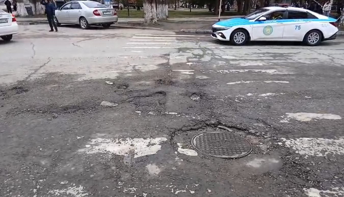 Аким ВКО потребовал заделать ямы на дорожной петле в районе Мемориала Славы