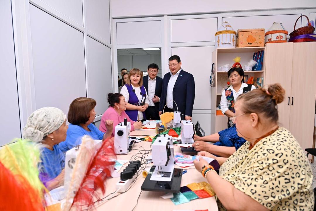 Аким области Абай посетил центр соцуслуг в Семее