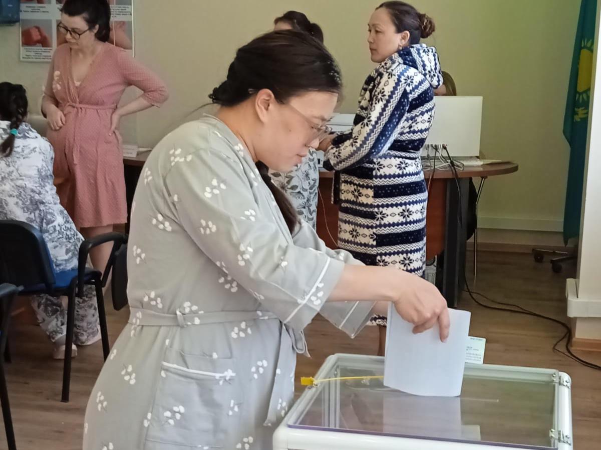 Роженицы и будущие мамы проголосовали на референдуме в ЦМИР Усть-Каменогорска