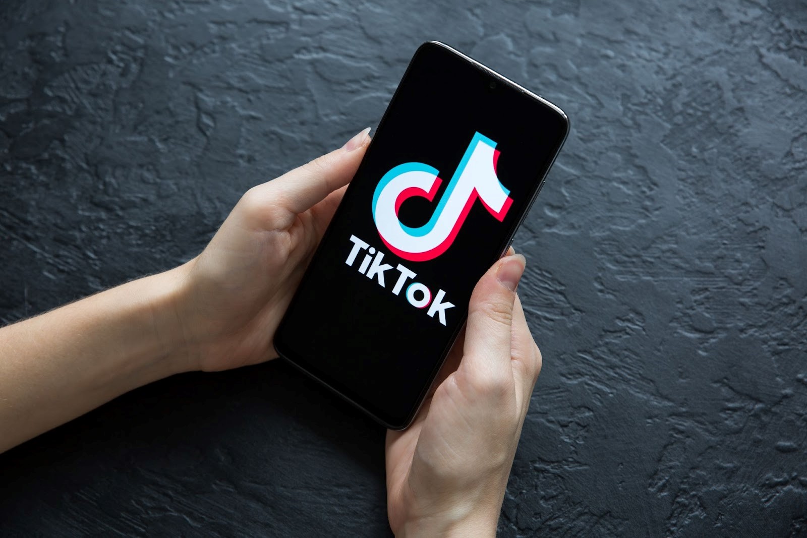 Блогера оштрафовали за непристойный танец в полицейской форме в TikTok