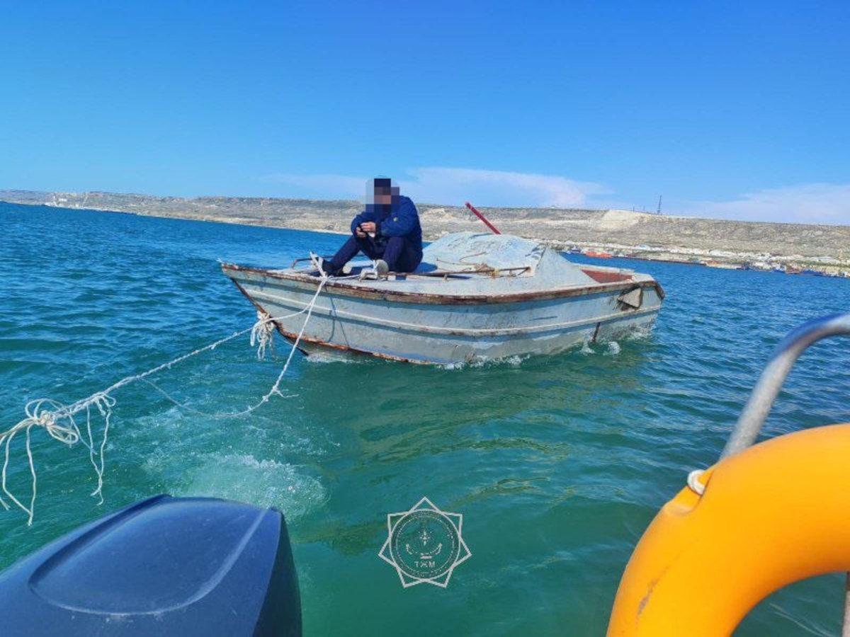 В Каспийском море спасли мужчину на лодке, унесённой ветром