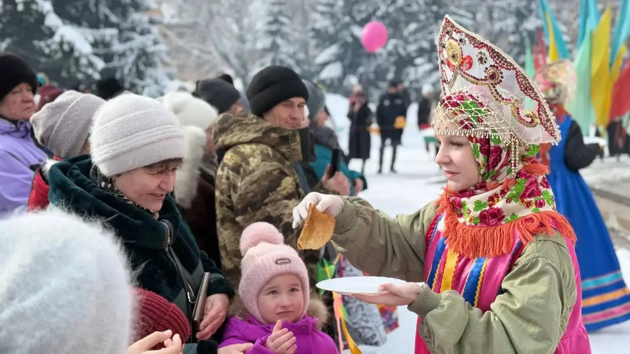Блины, пляски и сжигание чучела: в районе Алтай с размахом проводили зиму