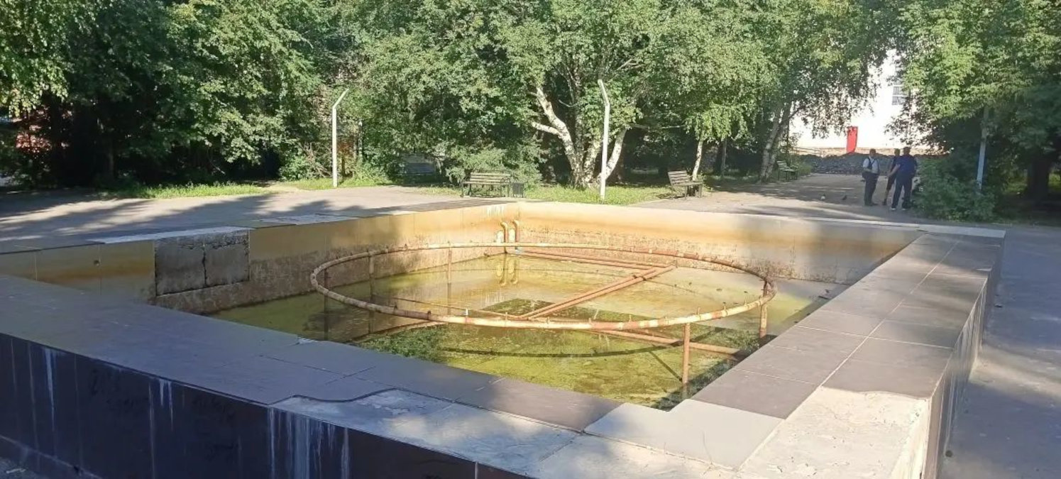 В Риддере ремонтируют пешеходный фонтан на площади