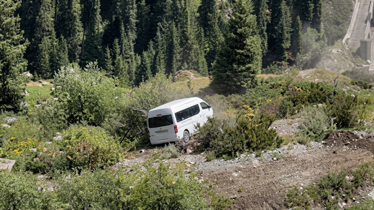 В Алматинской области микроавтобус сорвался с горы