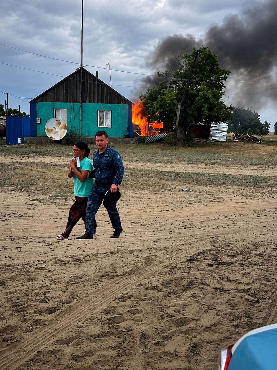 Полицейский из области Абай спас женщину из горящего дома