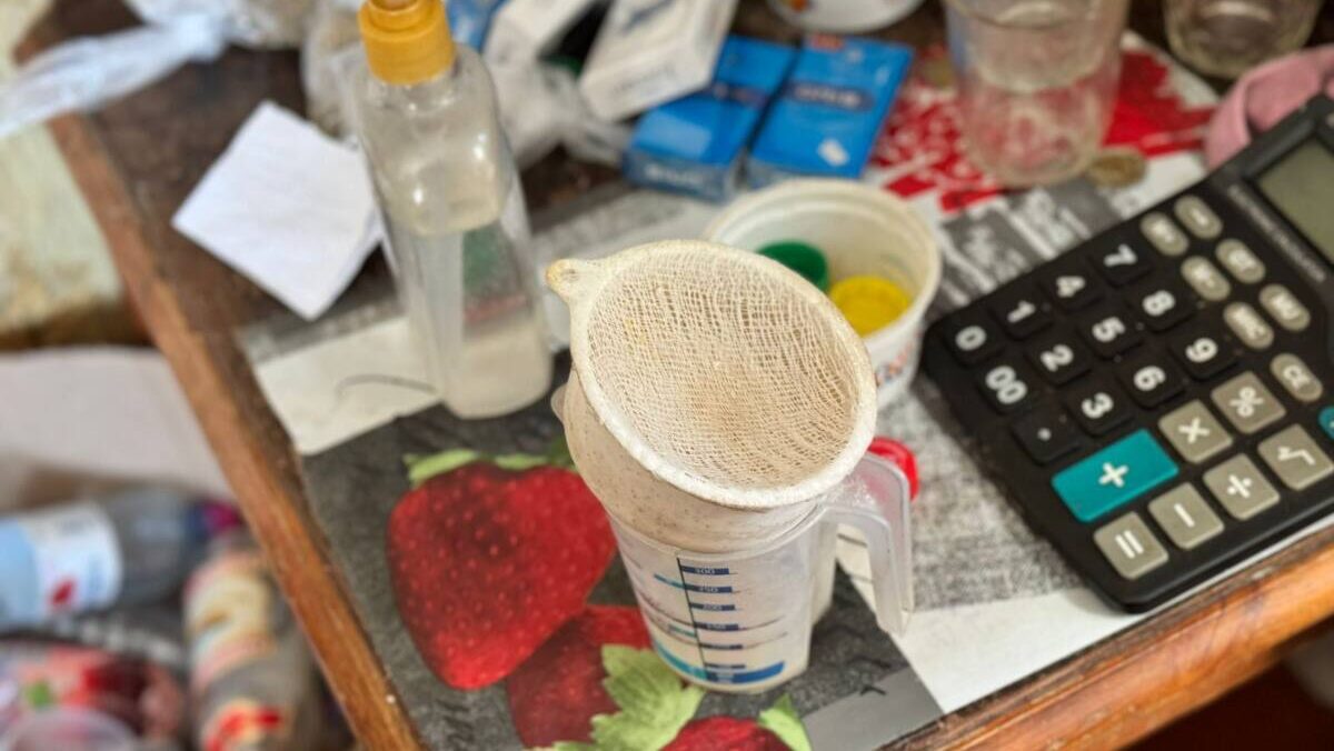 Изъято 137 литров: пенсионерка продавала разбавленный спирт из дома в Петропавловске