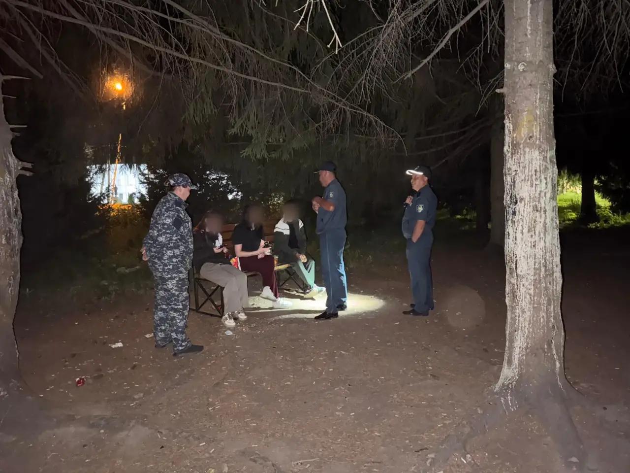 Новые антивандальные лавочки «кочуют» по Центральному парку города Алтая