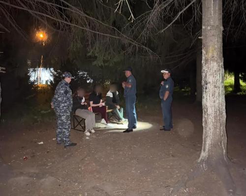 Новые антивандальные лавочки «кочуют» по Центральному парку города Алтая