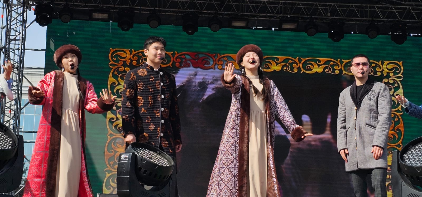 В Усть-Каменогорске на площади Республики проходит праздничное шоу