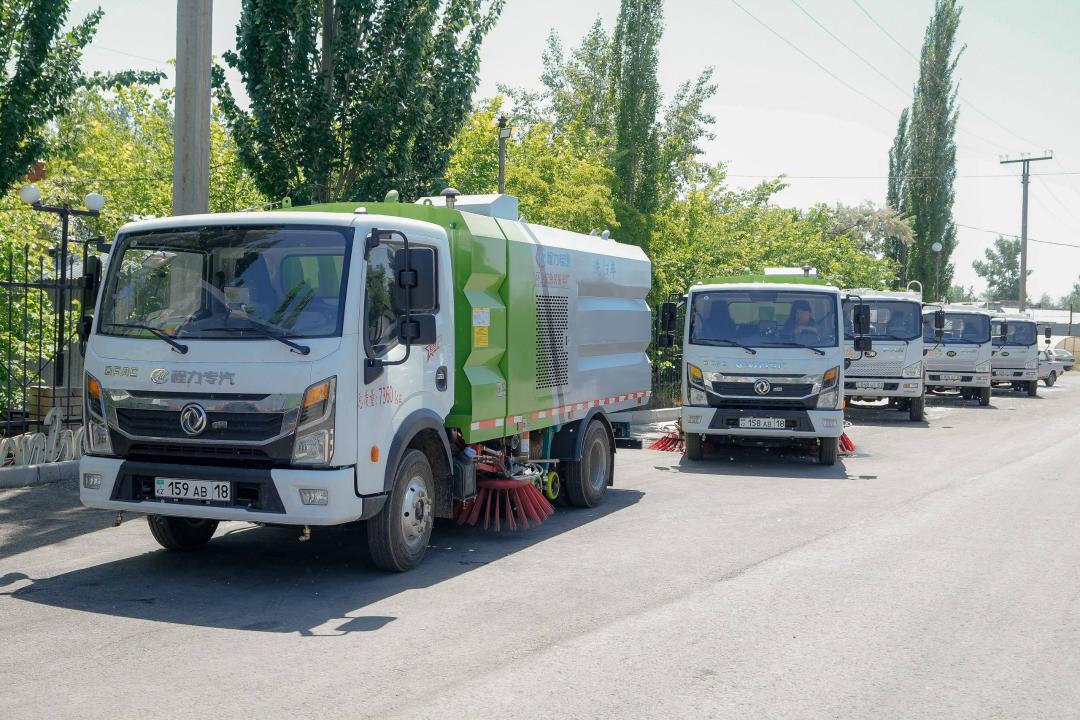 Автопарк коммунальных служб Семея пополнился спецтехникой