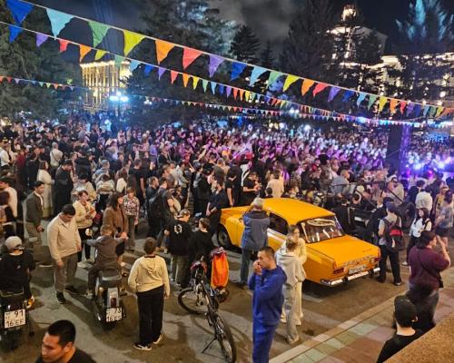 Музыка, танцы и ностальгия: в Усть-Каменогорске организовали ретро-вечеринку
