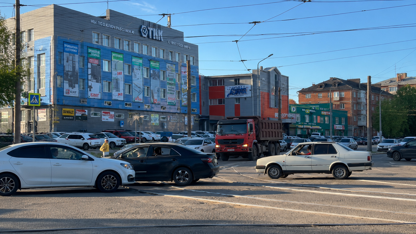 Заросшие газоны и проблемный переезд: что увидел аким Усть-Каменогорска во время рабочей поездки