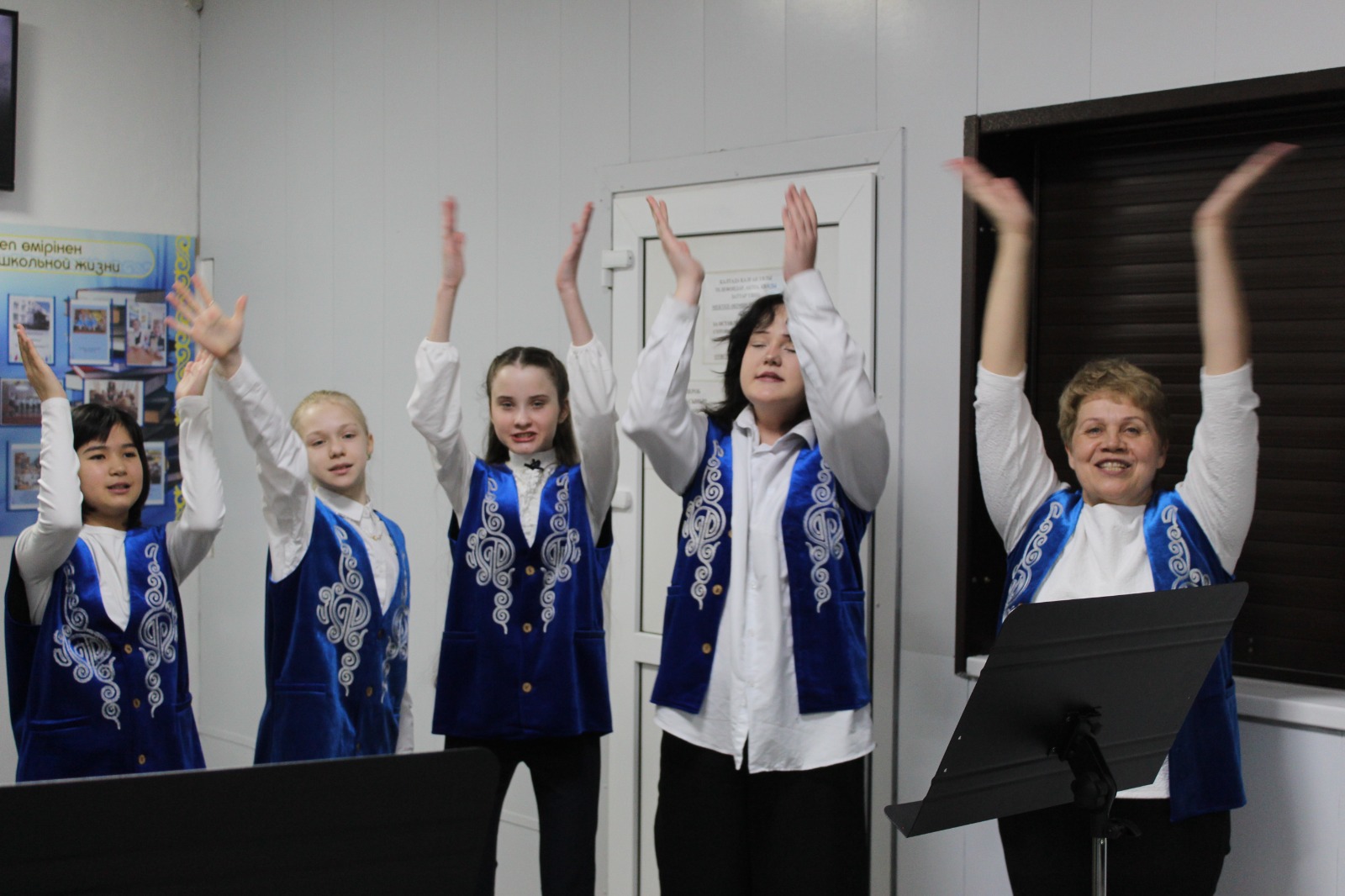 Школы Усть-Каменогорска создают весеннее настроение для голосующих граждан