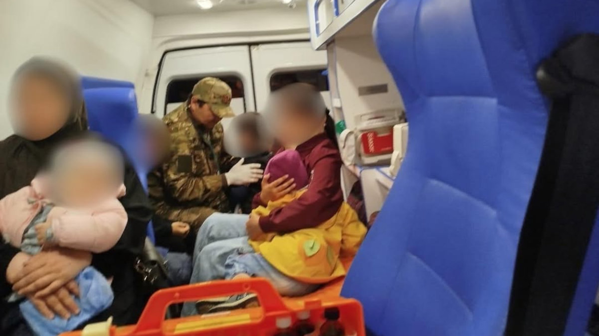 Женщину и пятерых детей госпитализировали после ДТП в Павлодарской области