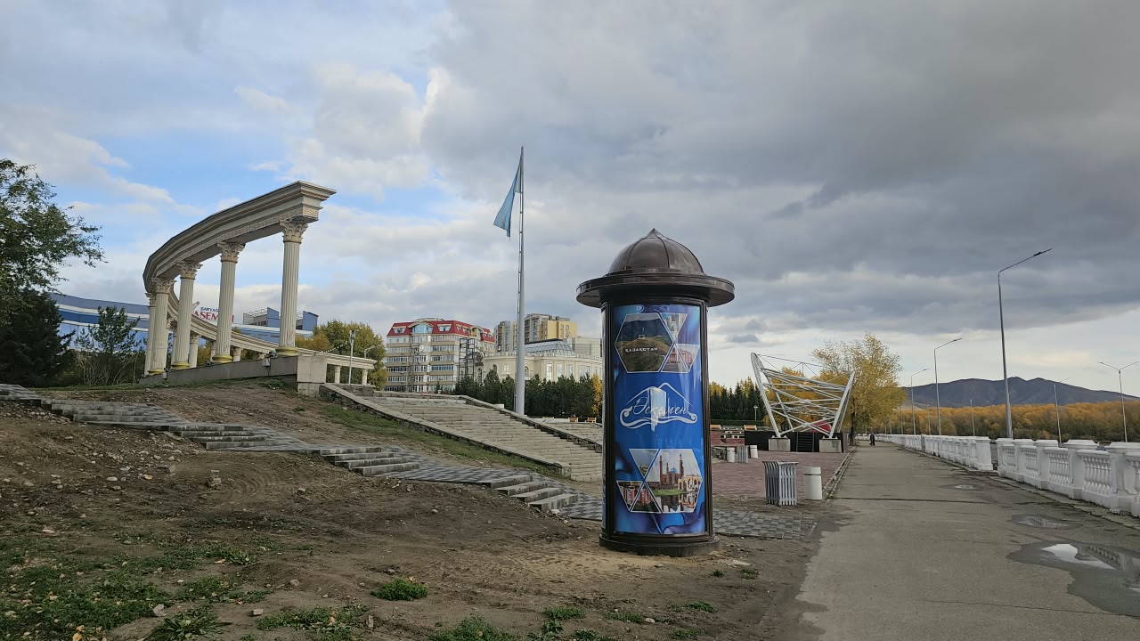 Площадку у амфитеатра в Усть-Каменогорске готовят для массовым мероприятиям
