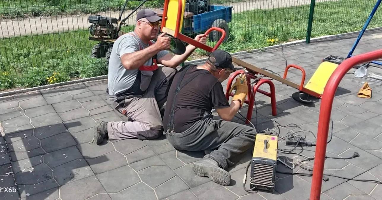 В ВКО сельчане «взяли шефство» над детской площадкой и высаженными рядом деревьями