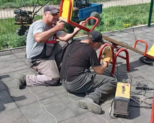 В ВКО сельчане «взяли шефство» над детской площадкой и высаженными рядом деревьями