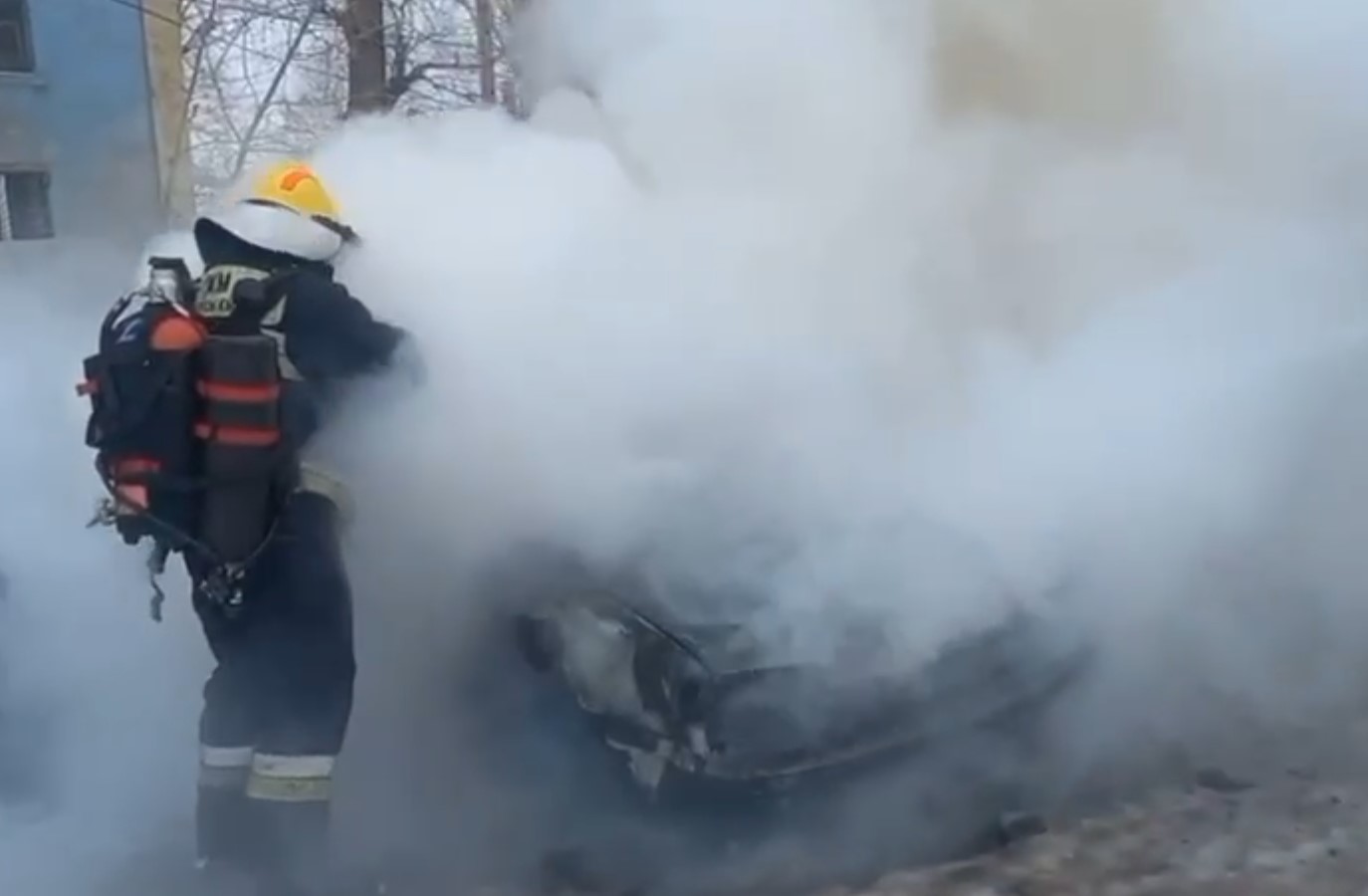 В Риддере на автостоянке загорелась машина