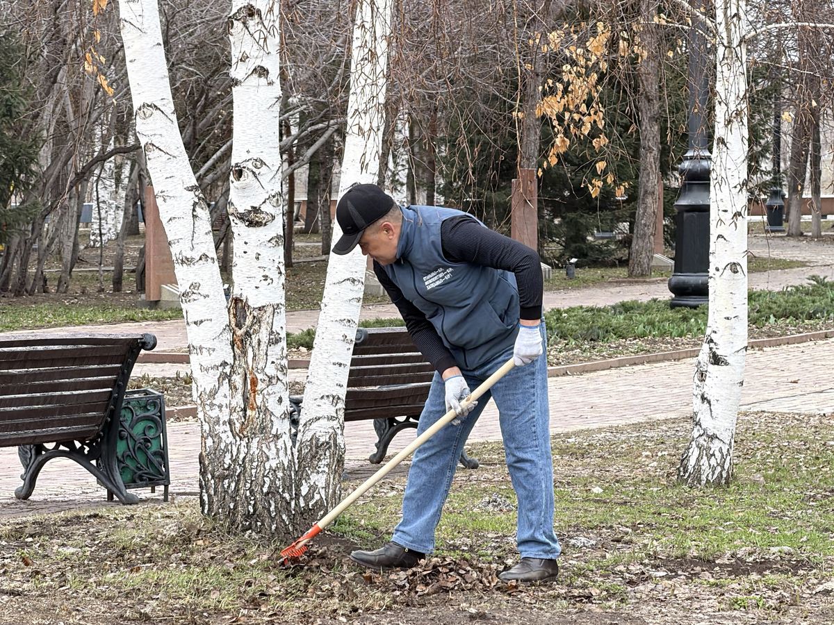 Субботники в рамках акции Taza Qazaqstan объединили студентов и преподавателей Усть-Каменогорска