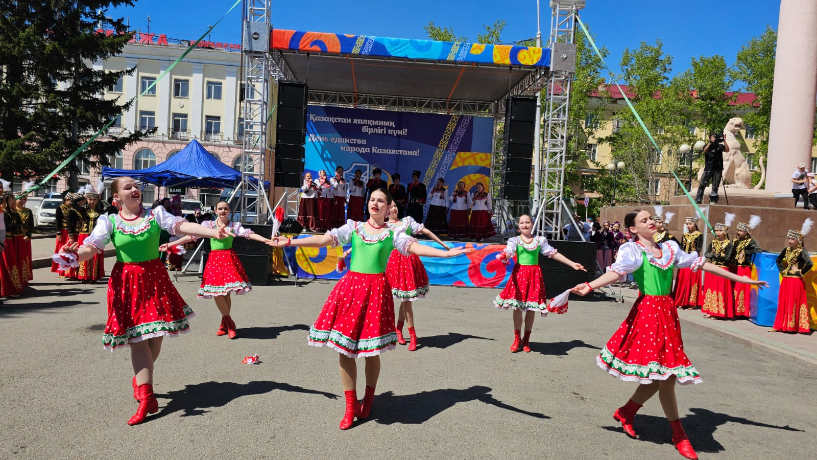 В Усть-Каменогорске у Дома дружбы отпраздновали День единства народа Казахстана 
